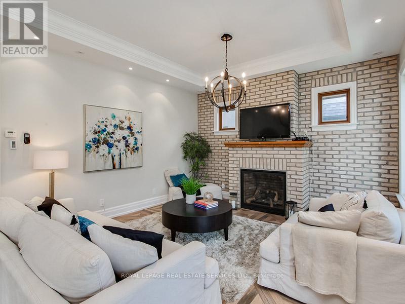 441 Oriole Parkway, Toronto, ON - Indoor Photo Showing Living Room With Fireplace