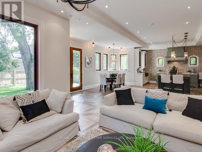 441 Oriole Parkway, Toronto, ON - Indoor Photo Showing Living Room