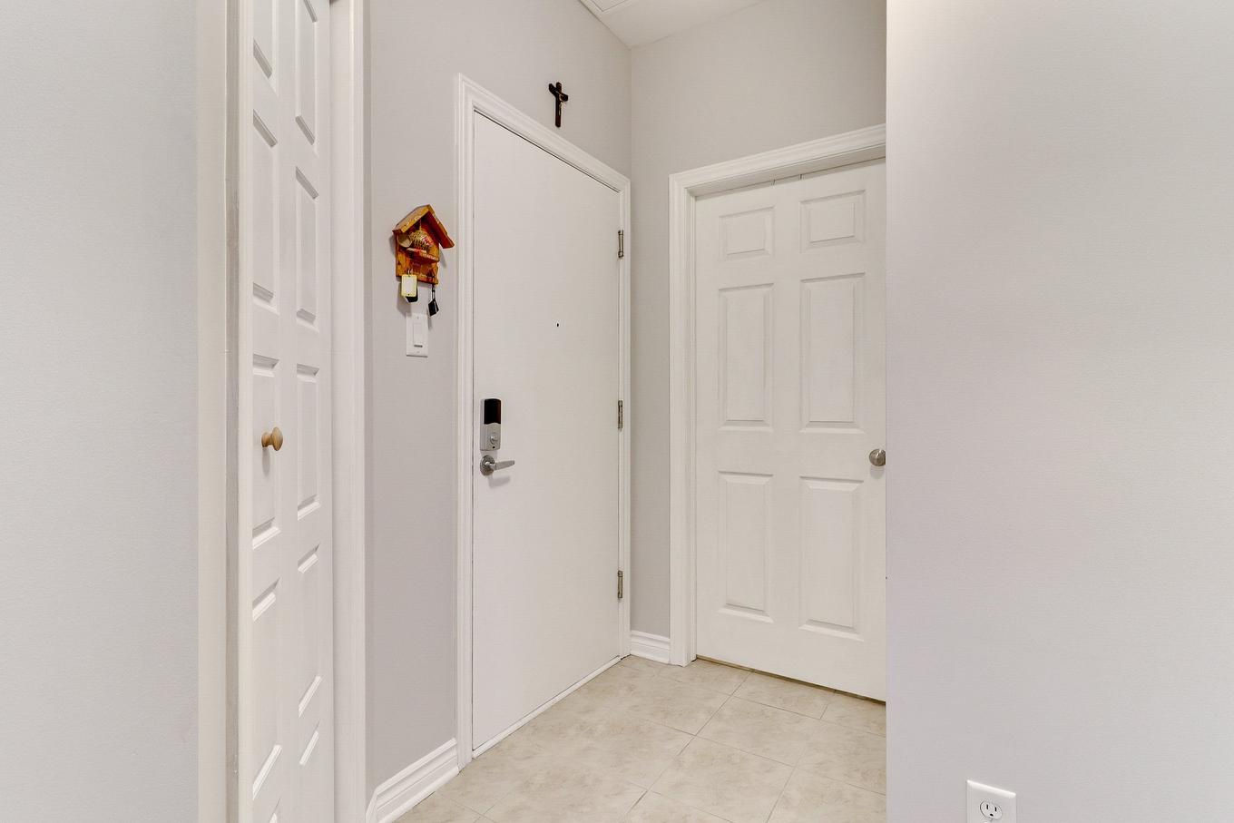 Hall d'entrée/Vestibule - 204-1210 Boul. Lucille-Teasdale, Terrebonne (Lachenaie), QC - Indoor Photo Showing Other Room