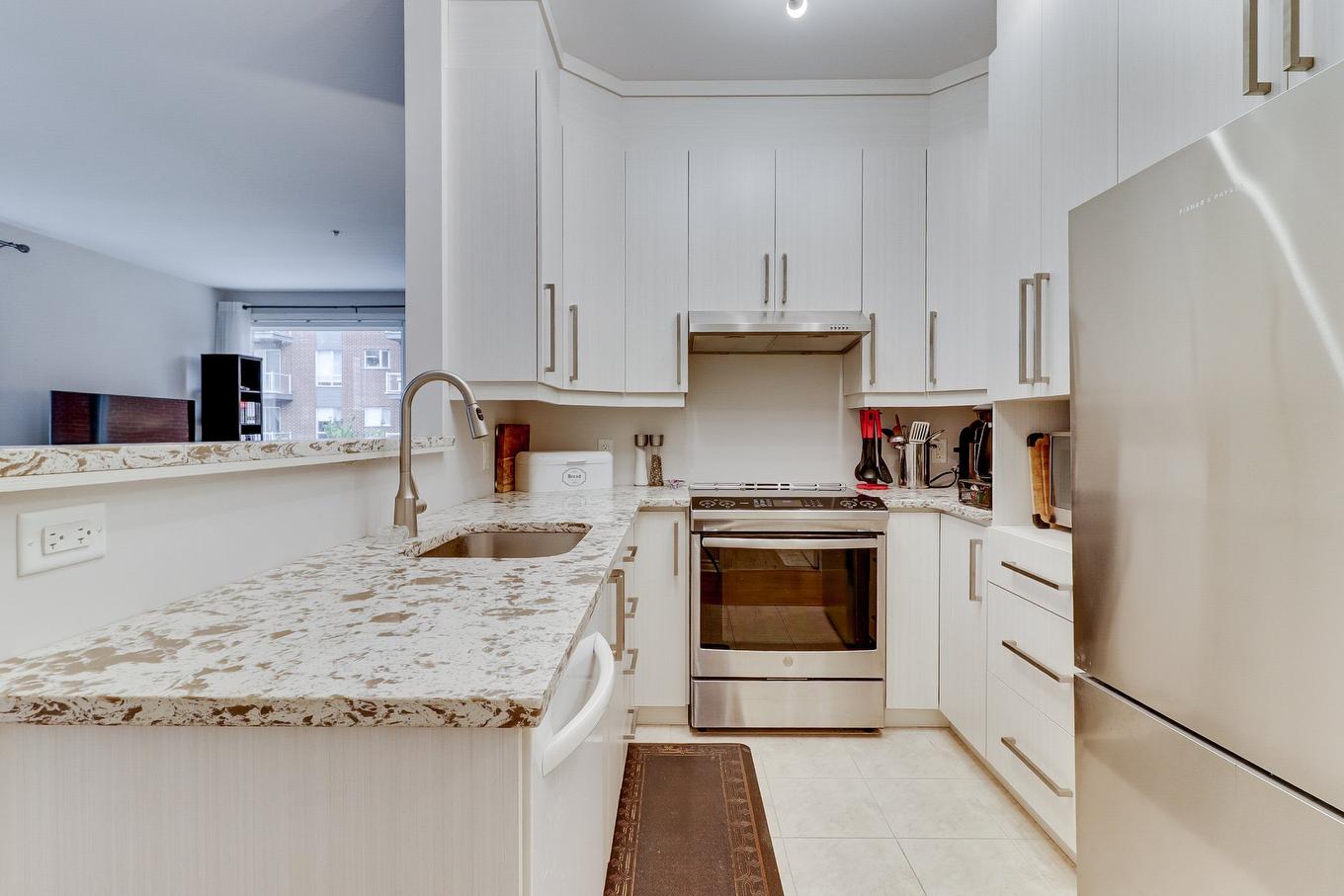 Cuisine - 204-1210 Boul. Lucille-Teasdale, Terrebonne (Lachenaie), QC - Indoor Photo Showing Kitchen With Upgraded Kitchen