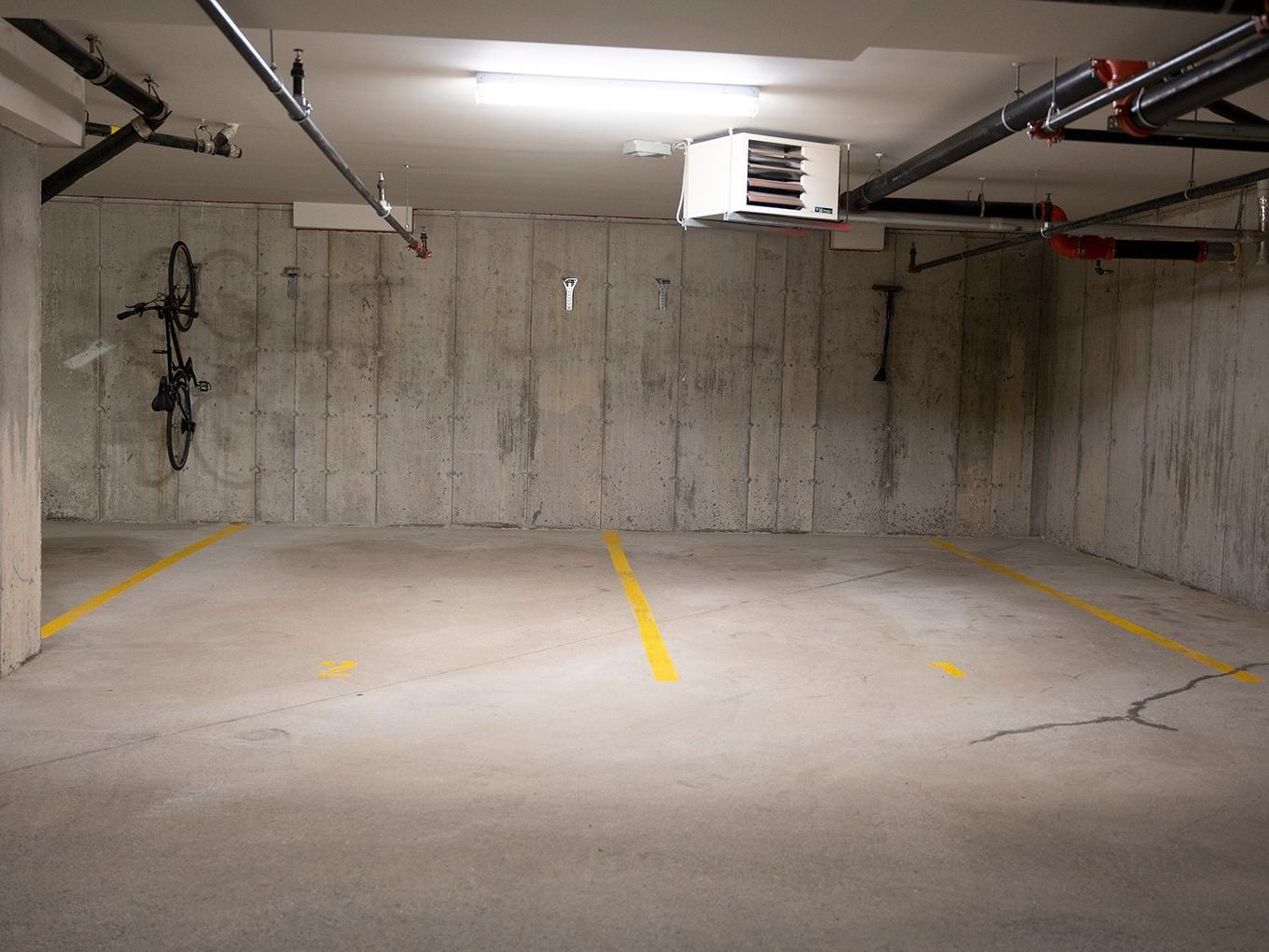 Garage - 112-1410 Av. De Rochechouart, Saint-Jérôme, QC - Indoor Photo Showing Garage