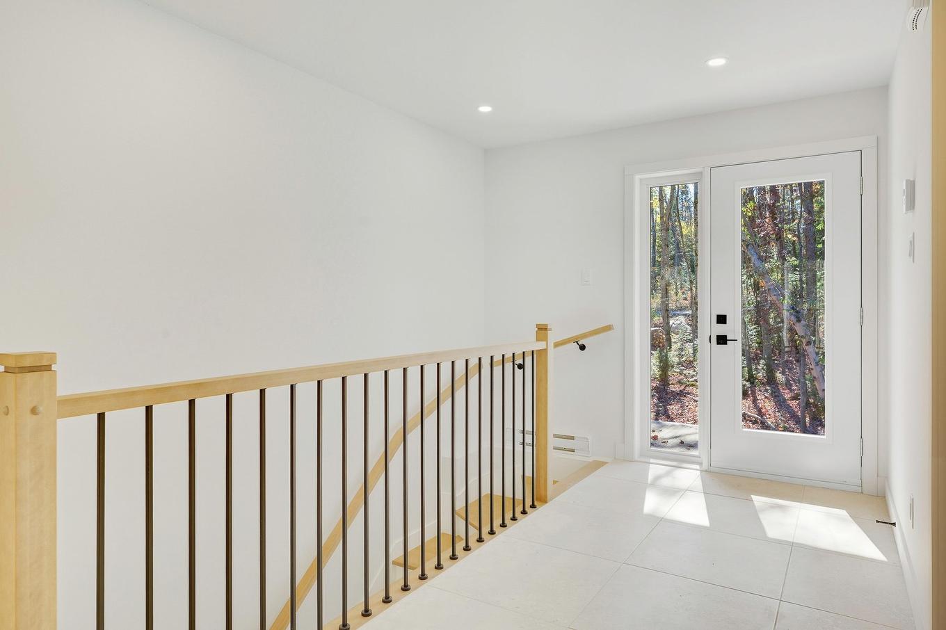 Hall d'entrée/Vestibule - 1801 Ch. Domaine Sur Le Lac, Sainte-Lucie-Des-Laurentides, QC - Indoor Photo Showing Other Room