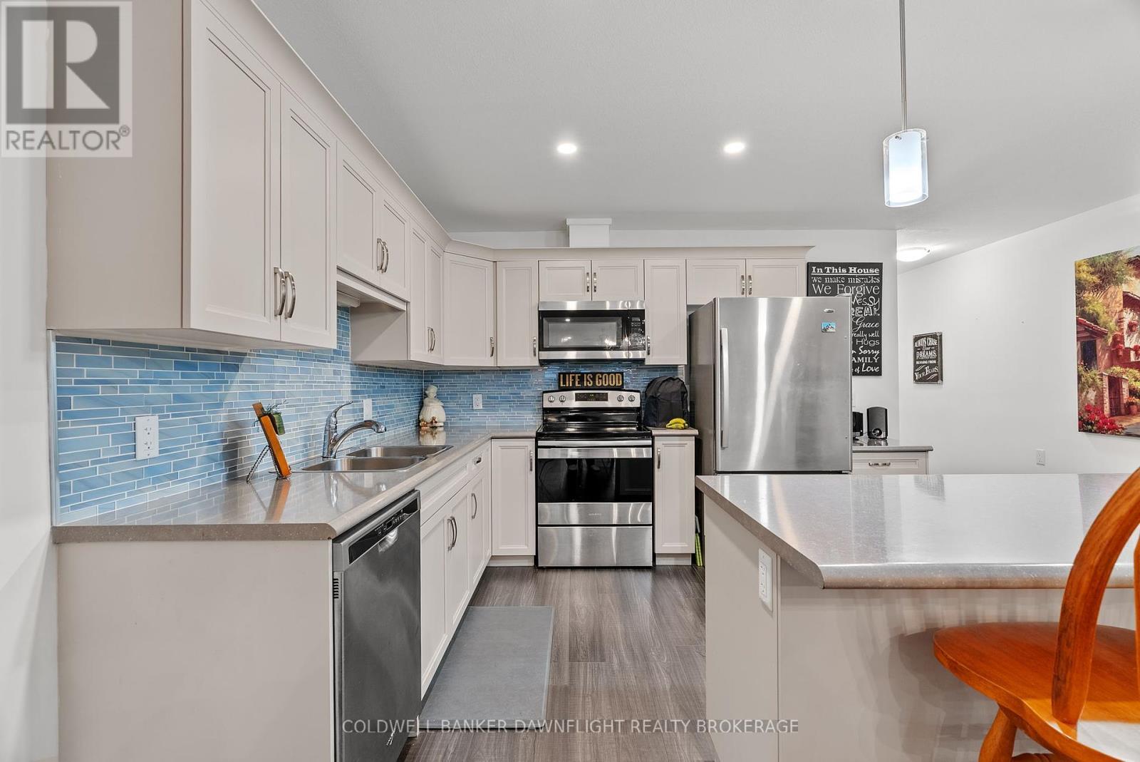 18 Devon Drive, South Huron (Exeter), ON - Indoor Photo Showing Kitchen With Double Sink With Upgraded Kitchen
