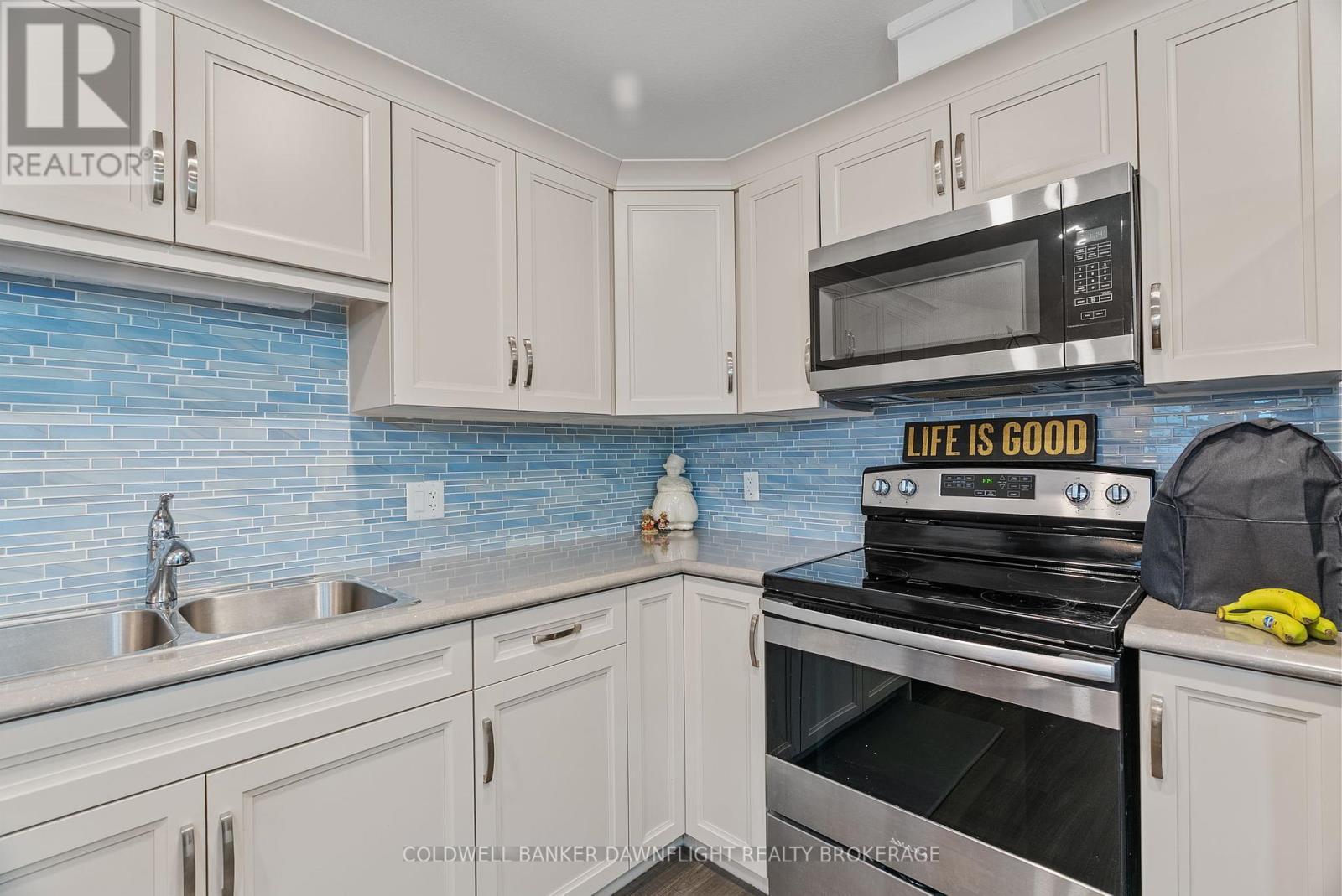 18 Devon Drive, South Huron (Exeter), ON - Indoor Photo Showing Kitchen With Double Sink With Upgraded Kitchen