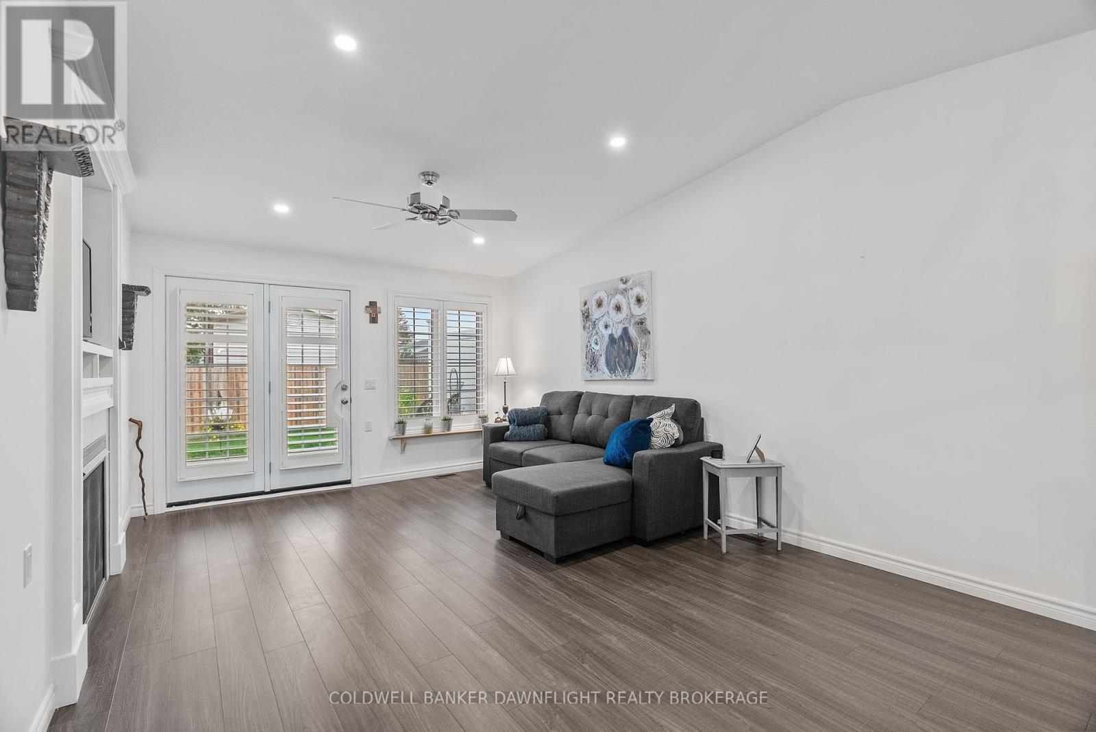 18 Devon Drive, South Huron (Exeter), ON - Indoor Photo Showing Living Room