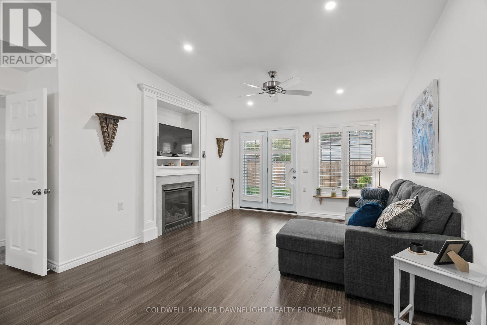 18 Devon Drive, South Huron (Exeter), ON - Indoor Photo Showing Living Room With Fireplace