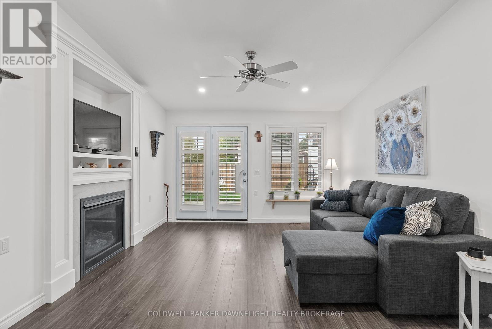 18 Devon Drive, South Huron (Exeter), ON - Indoor Photo Showing Living Room With Fireplace
