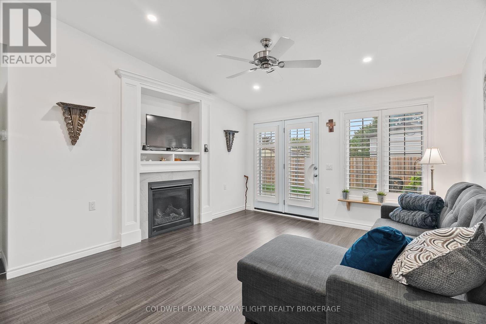 18 Devon Drive, South Huron (Exeter), ON - Indoor Photo Showing Living Room With Fireplace