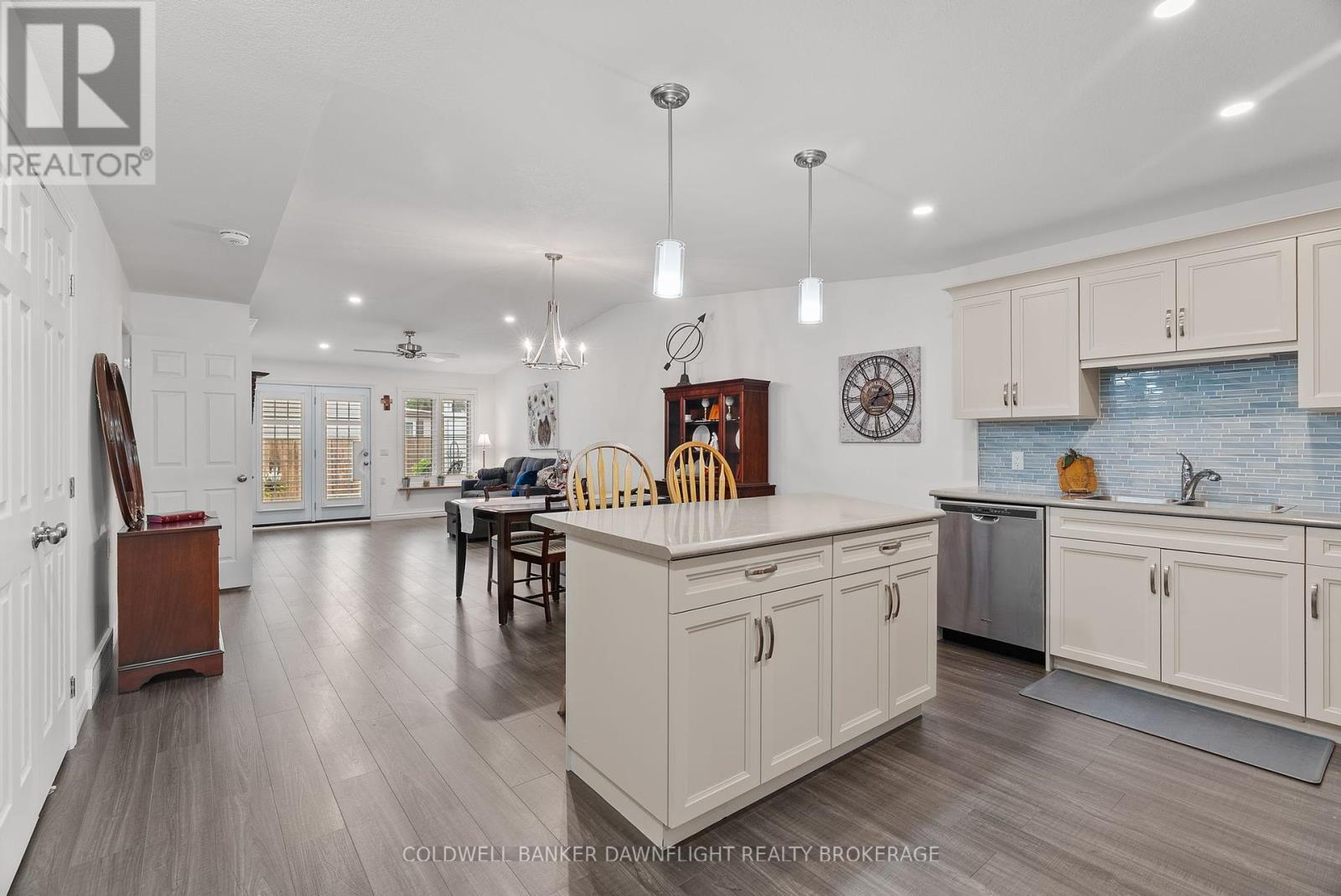 18 Devon Drive, South Huron (Exeter), ON - Indoor Photo Showing Kitchen With Upgraded Kitchen