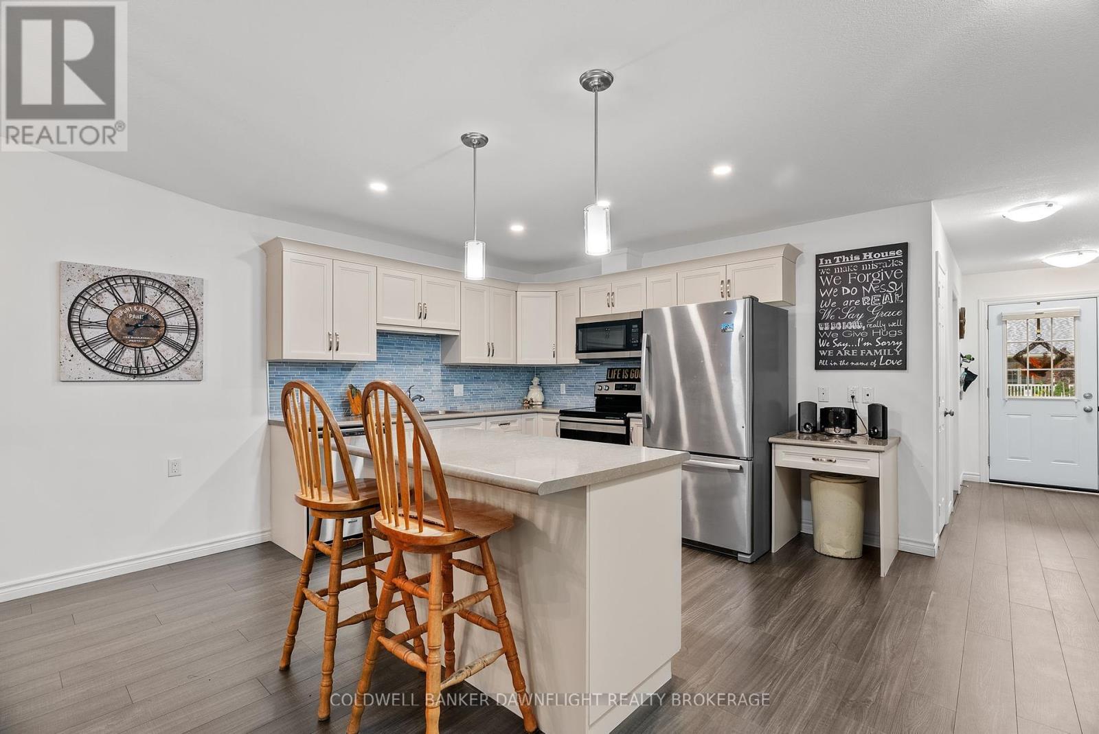 18 Devon Drive, South Huron (Exeter), ON - Indoor Photo Showing Kitchen With Upgraded Kitchen
