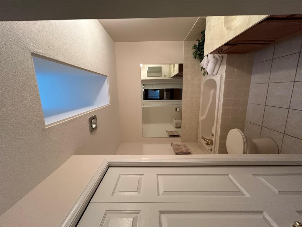 9-2200 Gordon Drive, Kelowna, BC - Indoor Photo Showing Laundry Room