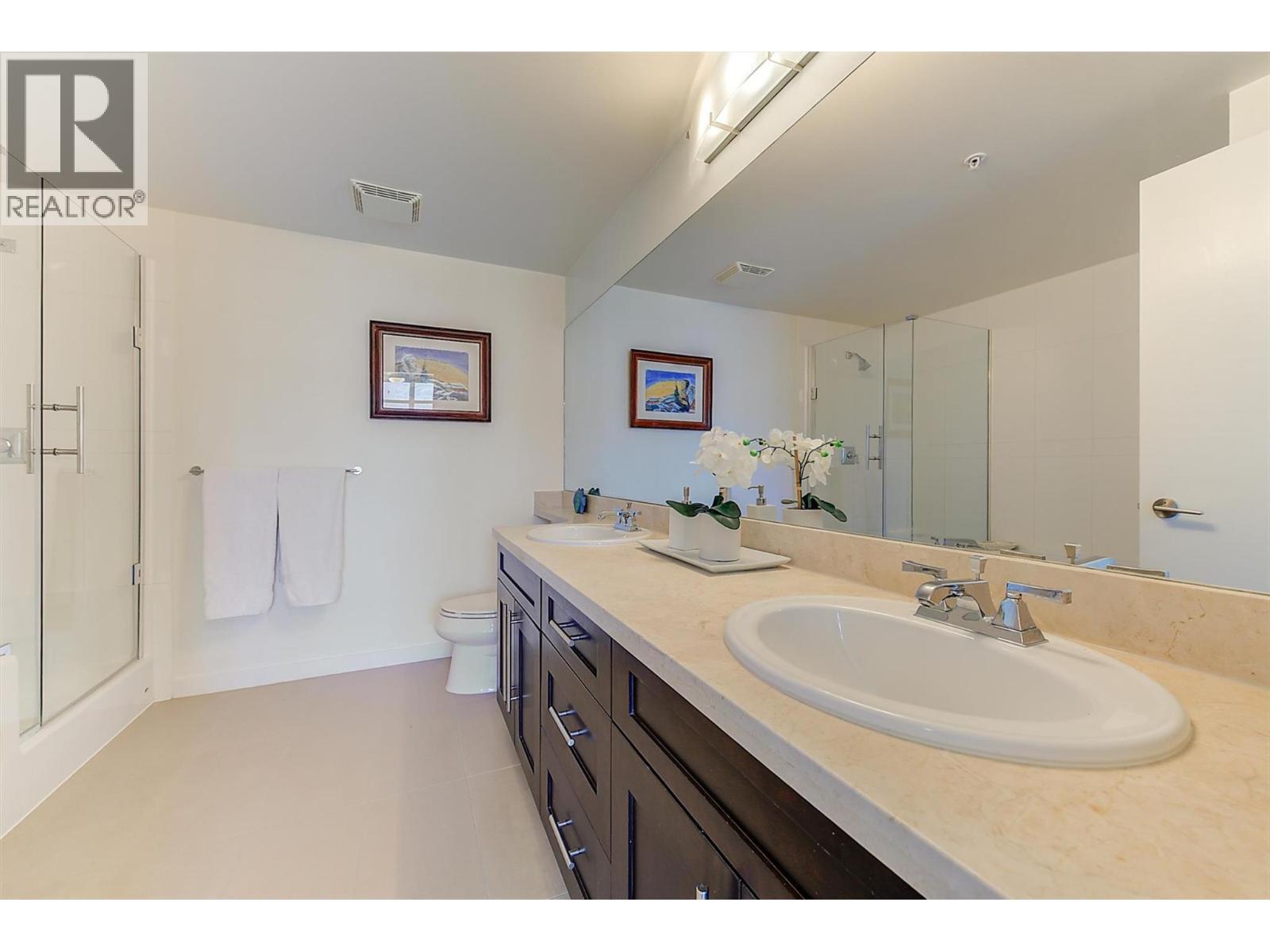 1075 Sunset Drive Unit# 2408, Kelowna, BC - Indoor Photo Showing Bathroom
