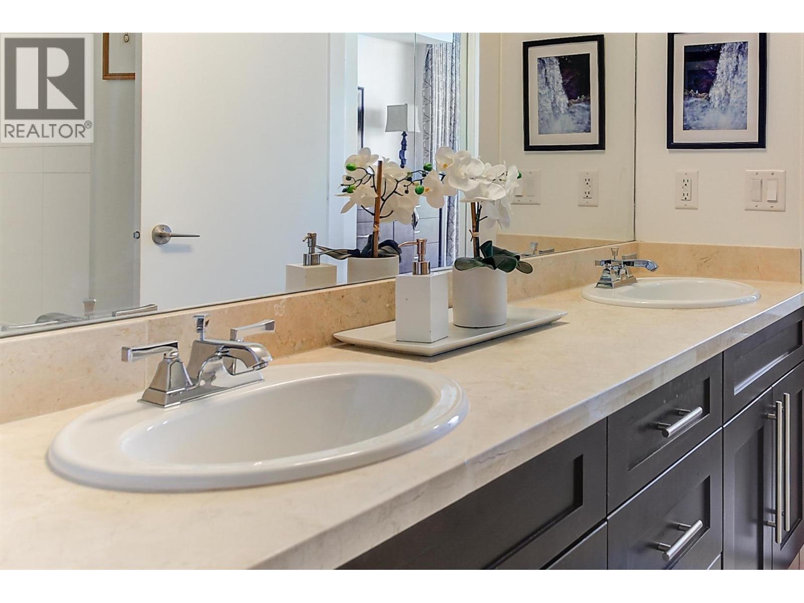 1075 Sunset Drive Unit# 2408, Kelowna, BC - Indoor Photo Showing Bathroom