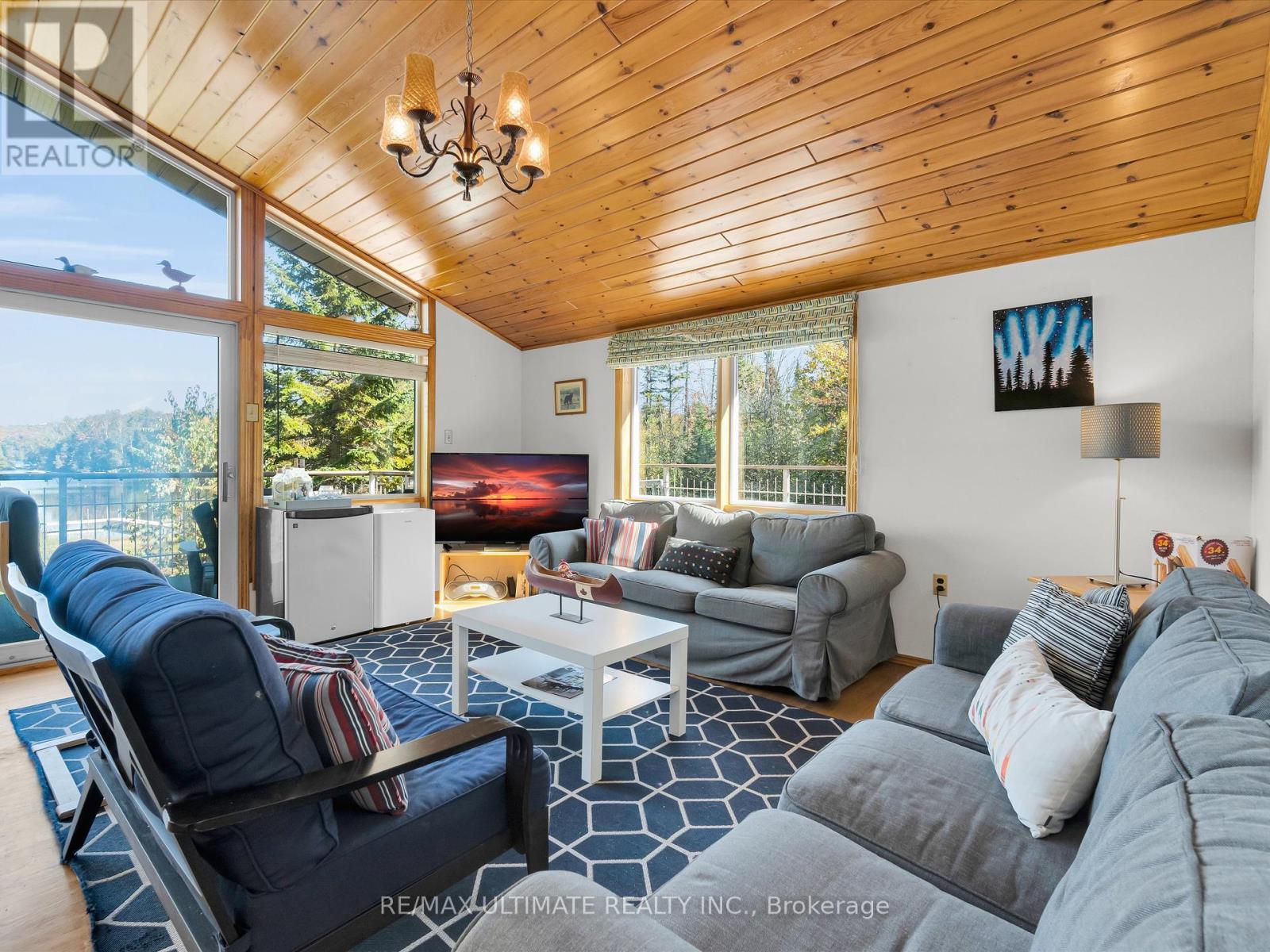343 Sherwood Drive, Perry, ON - Indoor Photo Showing Living Room