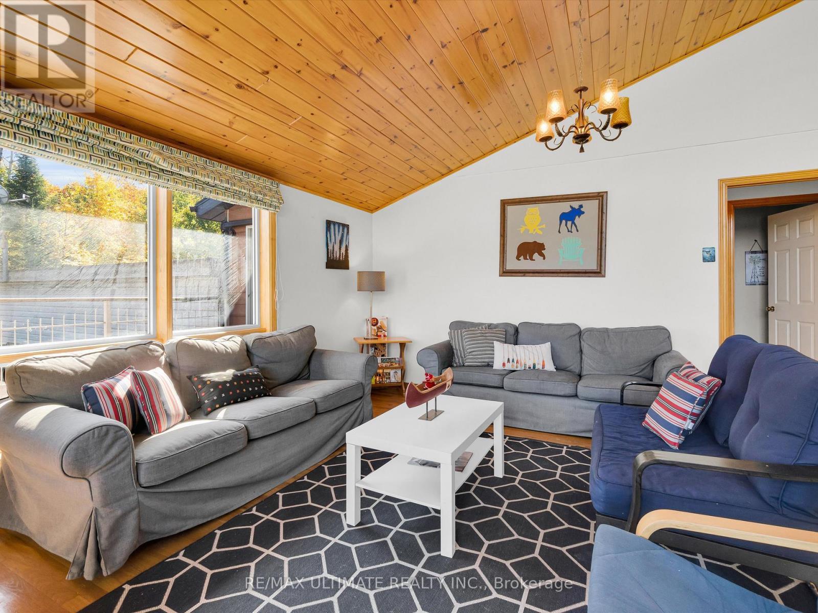343 Sherwood Drive, Perry, ON - Indoor Photo Showing Living Room
