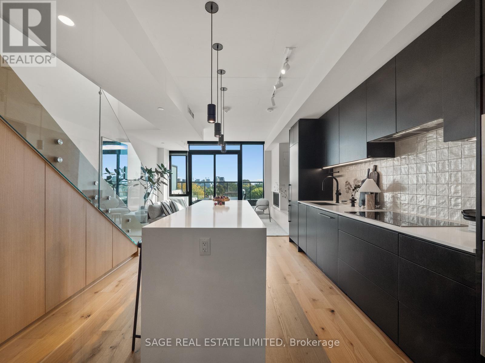 Open concept living - Ph 621 - 899 College Street W, Toronto, ON - Indoor Photo Showing Kitchen With Upgraded Kitchen