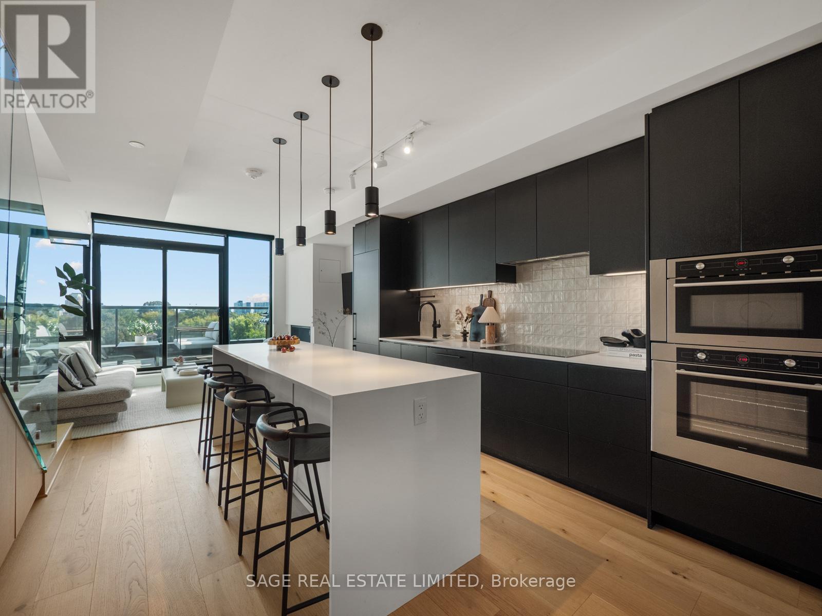 Large kitchen - Ph 621 - 899 College Street W, Toronto, ON - Indoor Photo Showing Kitchen With Upgraded Kitchen