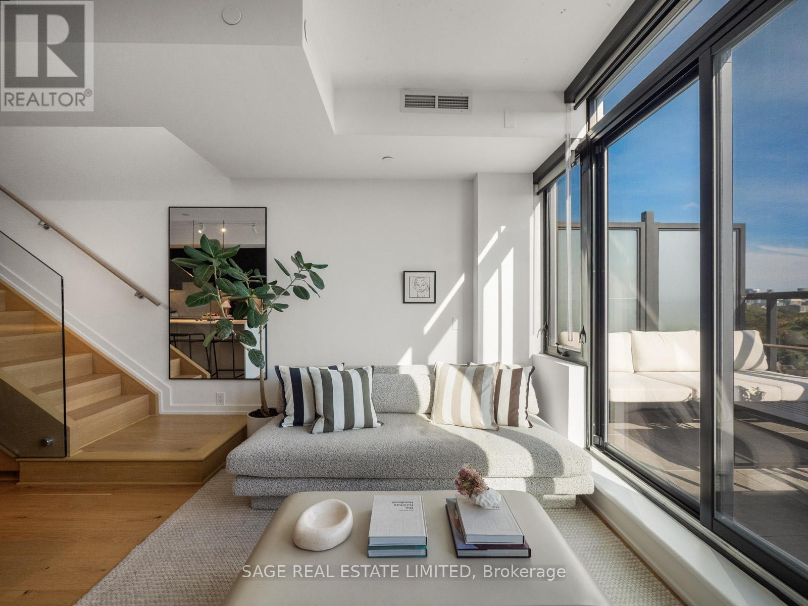 Drenched in light - Ph 621 - 899 College Street W, Toronto, ON - Indoor