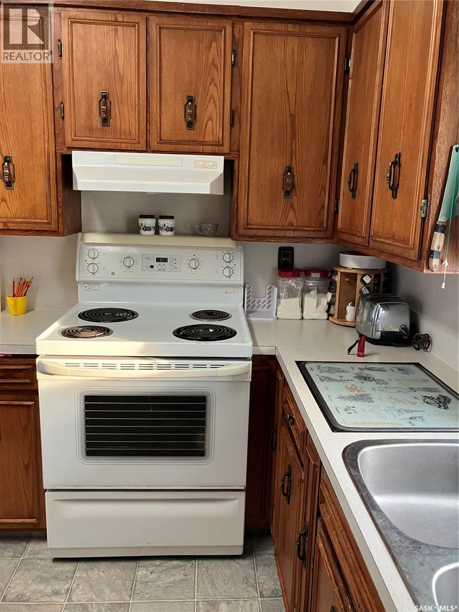 113 4Th Avenue Sw, Ituna, SK - Indoor Photo Showing Kitchen