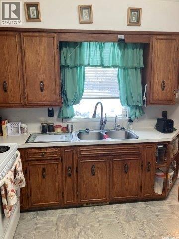 113 4Th Avenue Sw, Ituna, SK - Indoor Photo Showing Kitchen With Double Sink