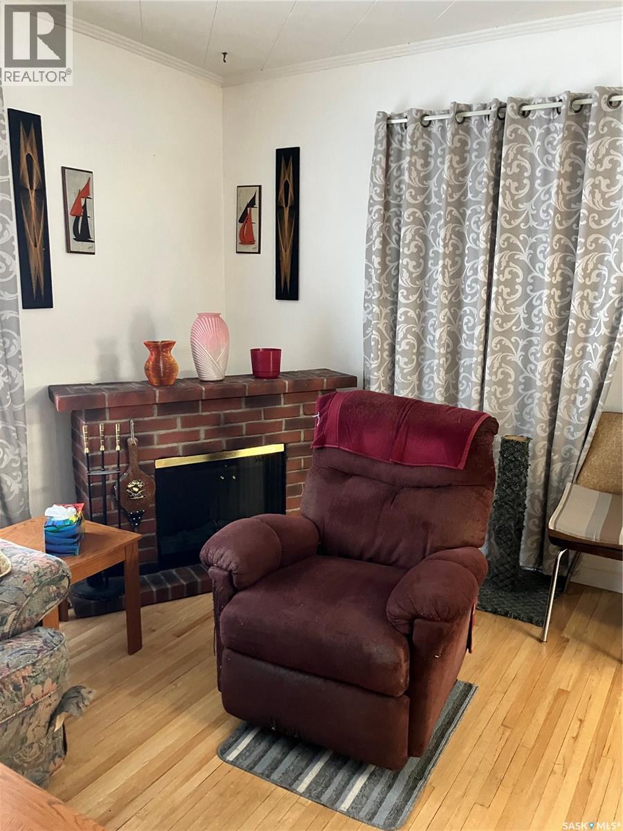 113 4Th Avenue Sw, Ituna, SK - Indoor Photo Showing Living Room