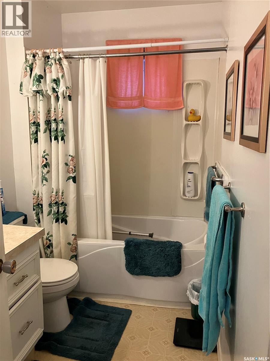 113 4Th Avenue Sw, Ituna, SK - Indoor Photo Showing Bathroom