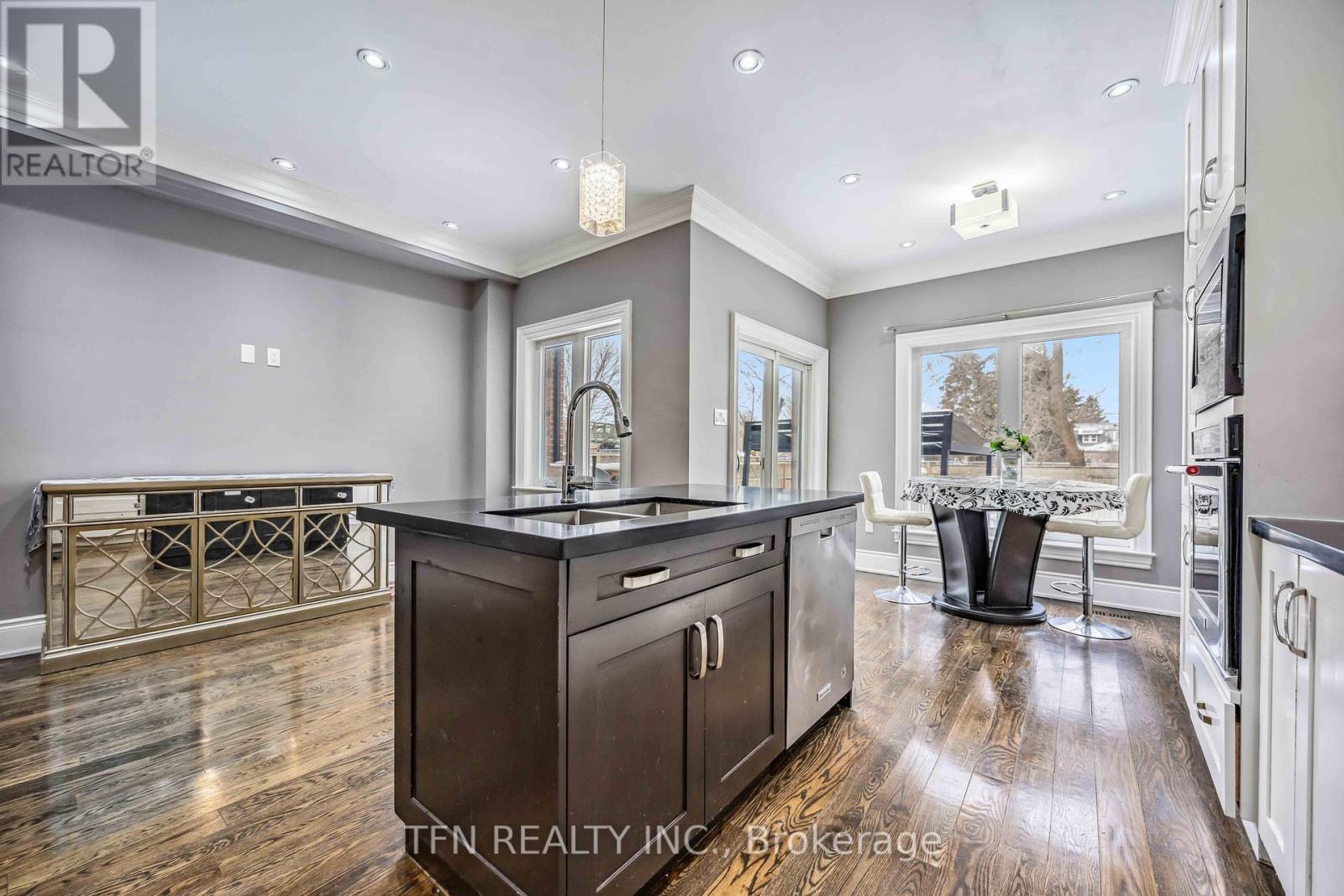 282B Aylesworth Avenue, Toronto, ON - Indoor Photo Showing Kitchen With Upgraded Kitchen
