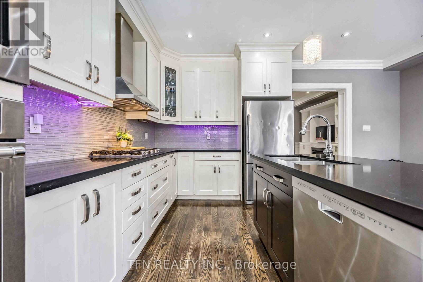 282B Aylesworth Avenue, Toronto, ON - Indoor Photo Showing Kitchen With Upgraded Kitchen