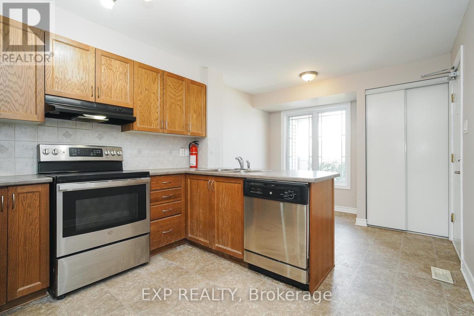 620 Lakeridge Drive, Ottawa, ON - Indoor Photo Showing Kitchen With Double Sink