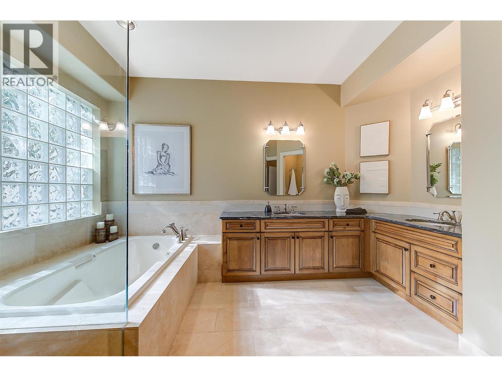 3875 Gallaghers Parkway, Kelowna, BC - Indoor Photo Showing Bathroom