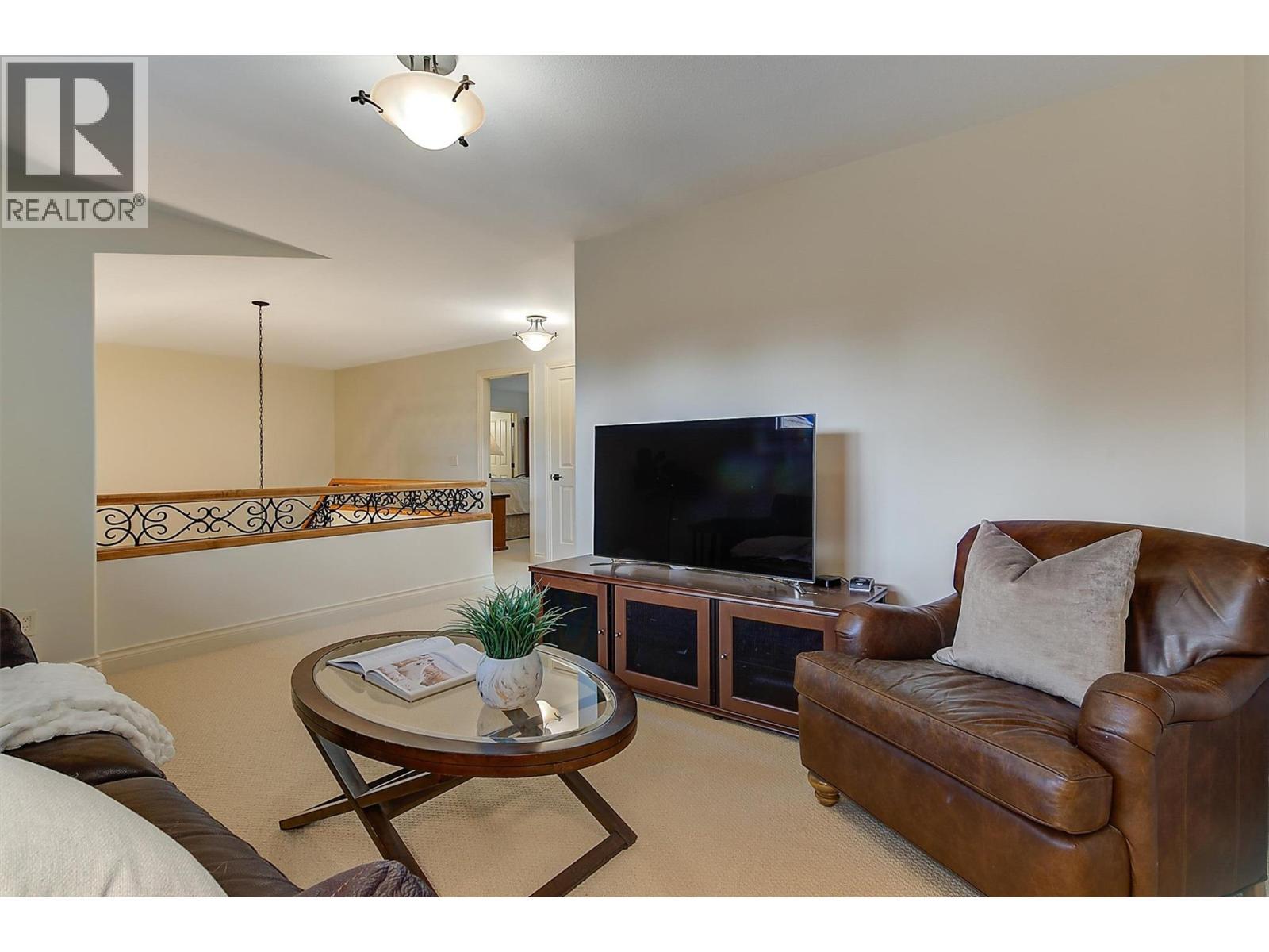 3875 Gallaghers Parkway, Kelowna, BC - Indoor Photo Showing Living Room