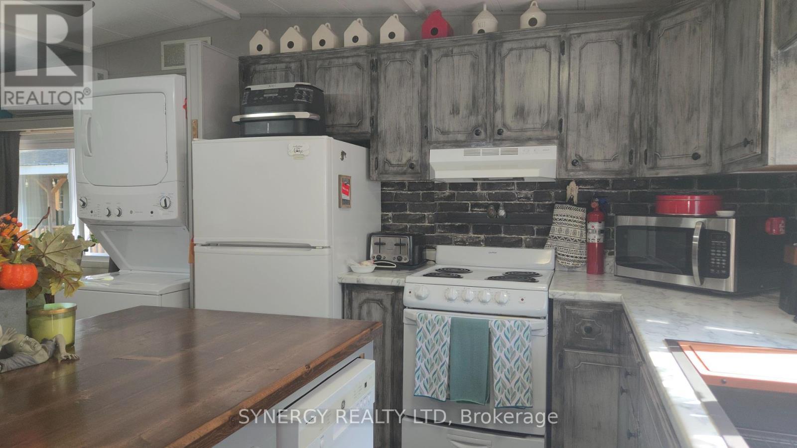 24749 Park Street, Strathroy-Caradoc (Sw), ON - Indoor Photo Showing Kitchen
