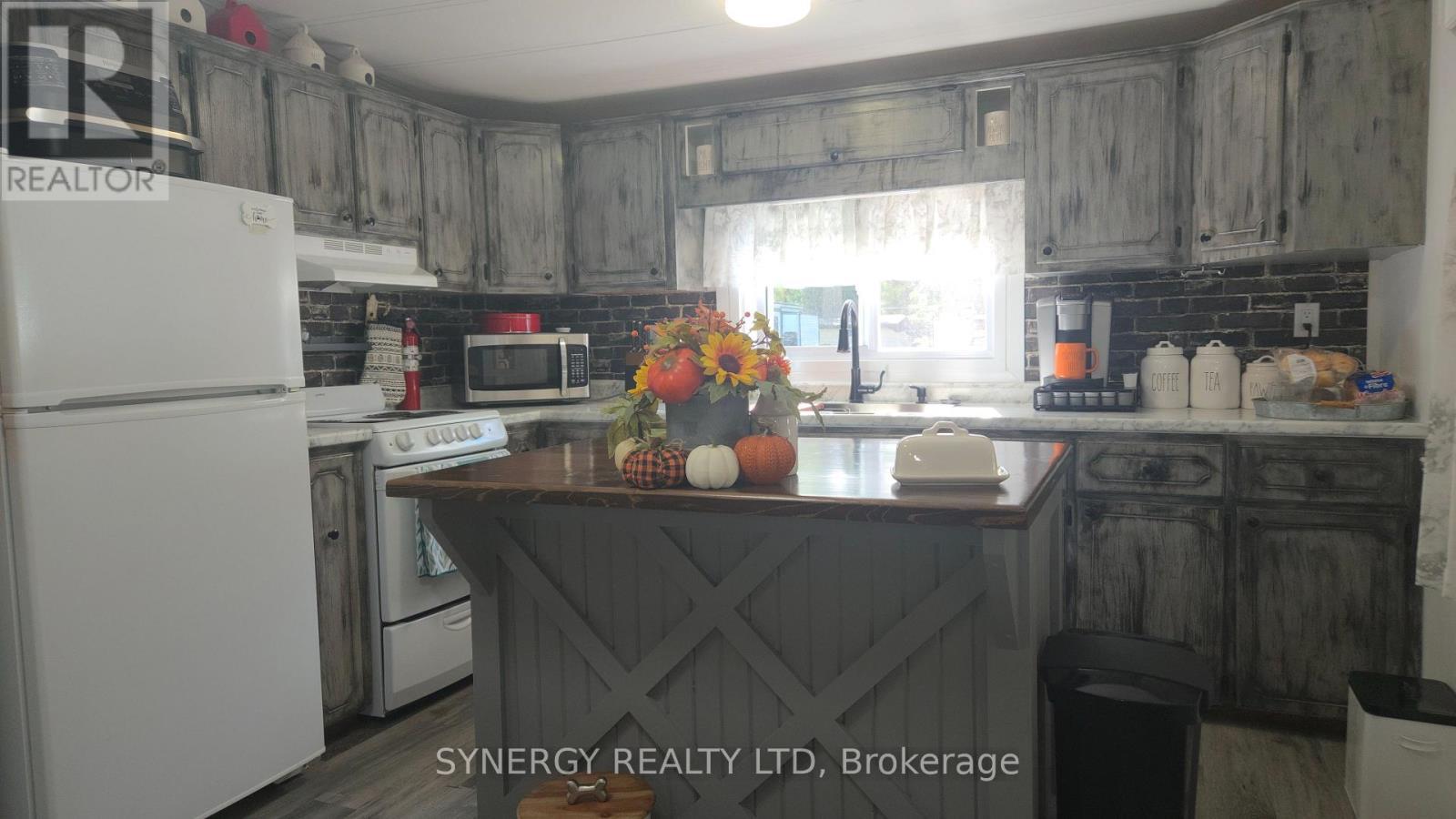 24749 Park Street, Strathroy-Caradoc (Sw), ON - Indoor Photo Showing Kitchen