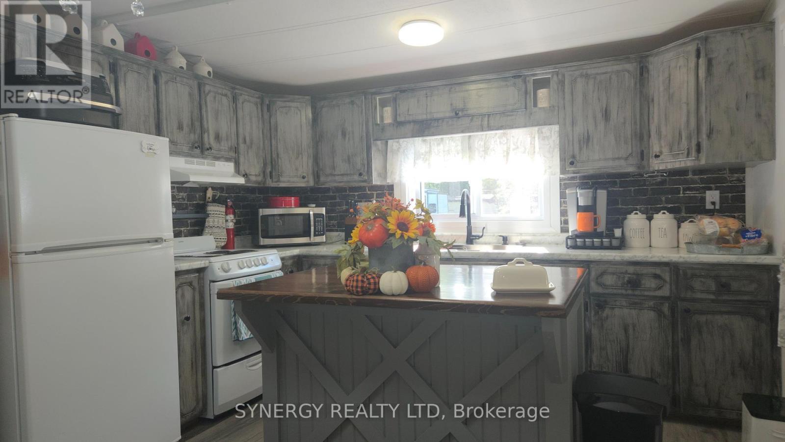 24749 Park Street, Strathroy-Caradoc (Sw), ON - Indoor Photo Showing Kitchen