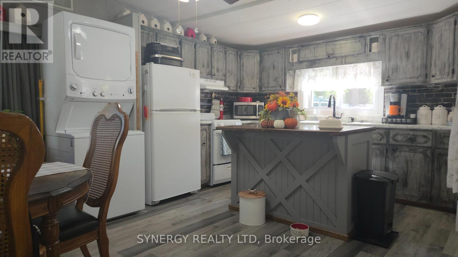 24749 Park Street, Strathroy-Caradoc (Sw), ON - Indoor Photo Showing Kitchen