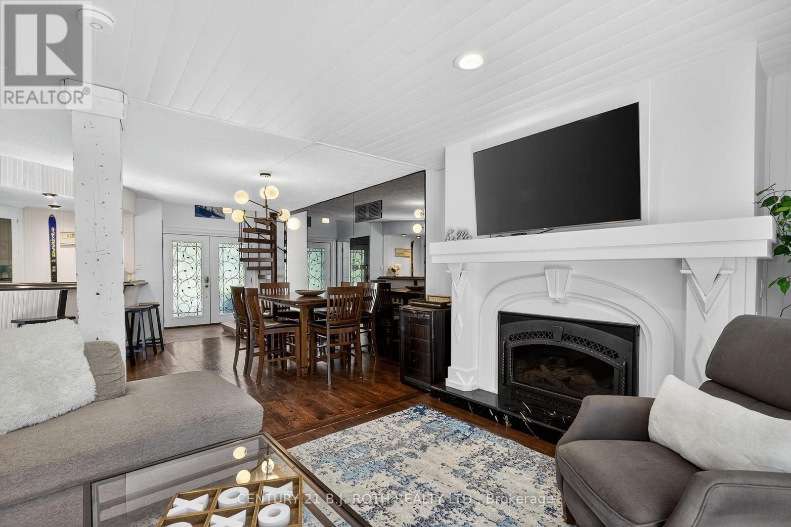 209846 26 Highway, Blue Mountains, ON - Indoor Photo Showing Living Room With Fireplace