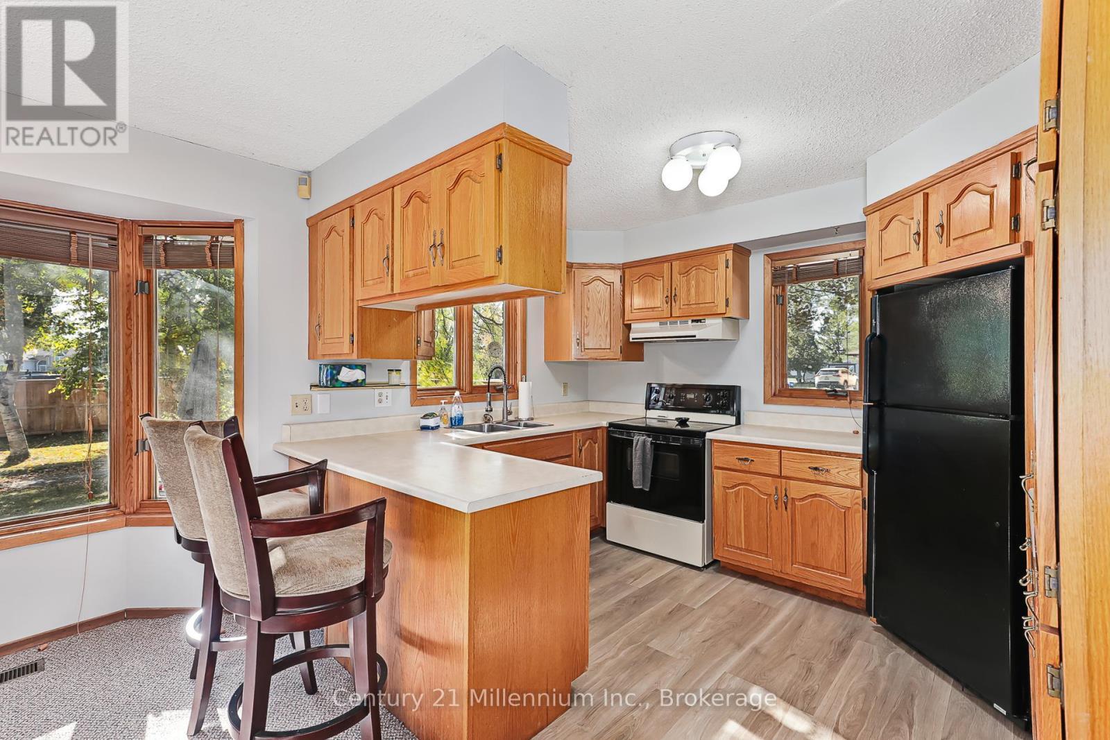 213 Jane Street, Clearview (Stayner), ON - Indoor Photo Showing Kitchen