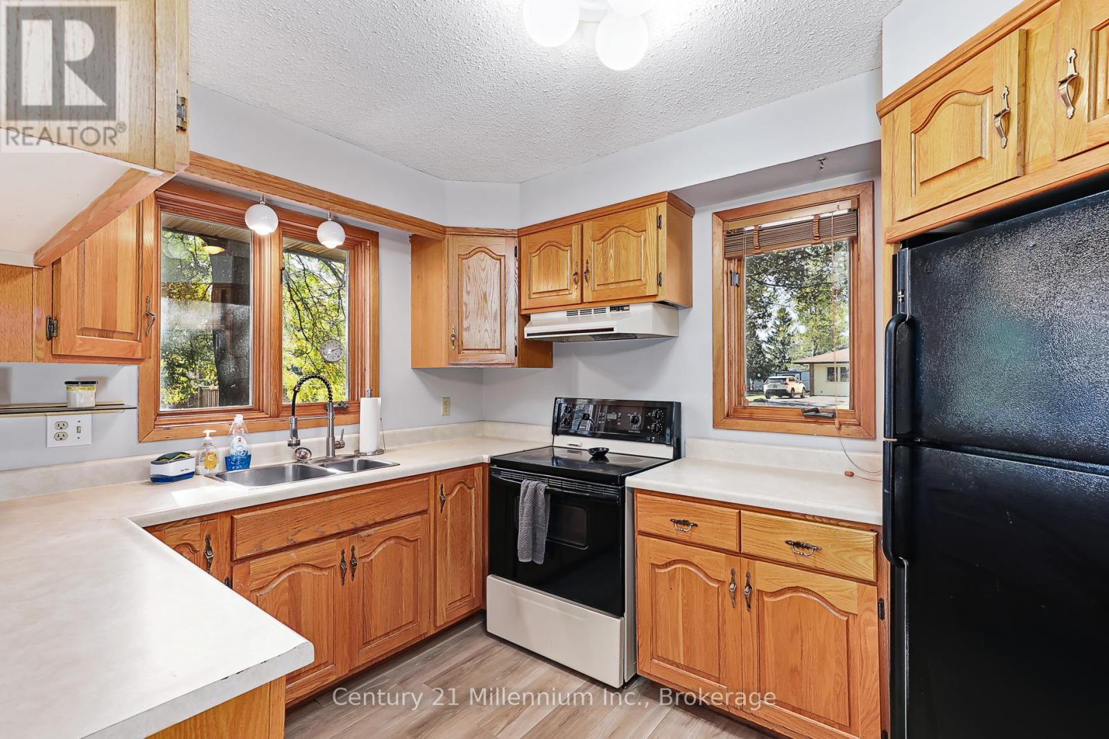 213 Jane Street, Clearview (Stayner), ON - Indoor Photo Showing Kitchen With Double Sink