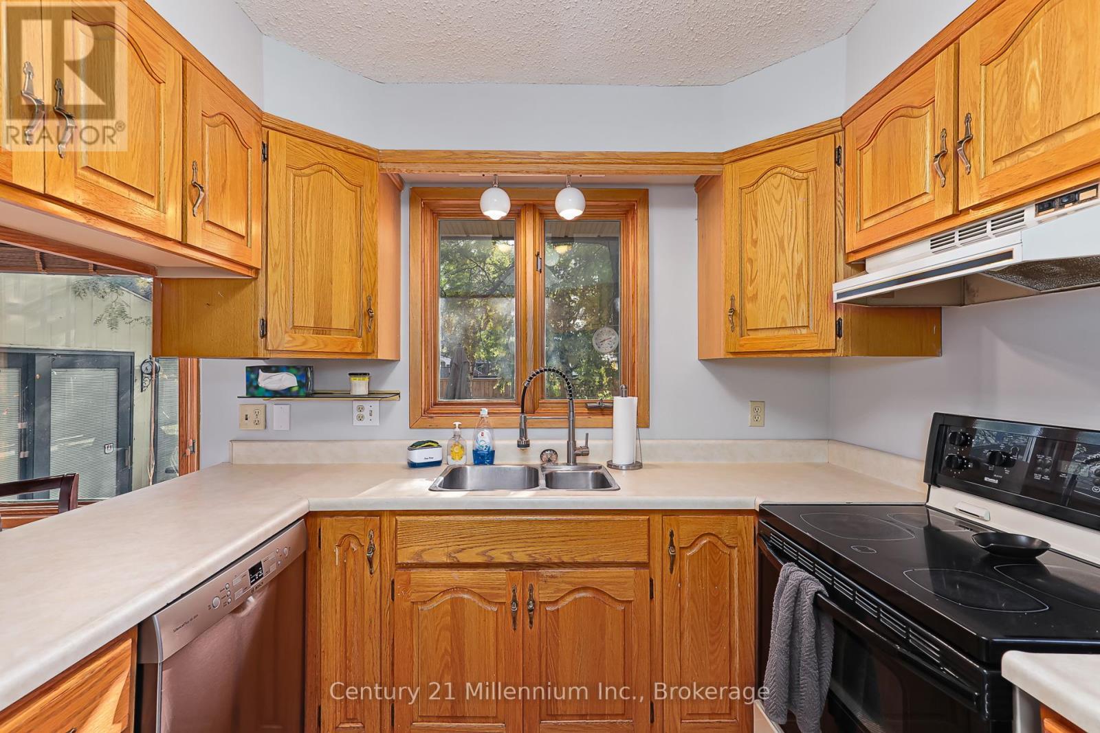 213 Jane Street, Clearview (Stayner), ON - Indoor Photo Showing Kitchen With Double Sink