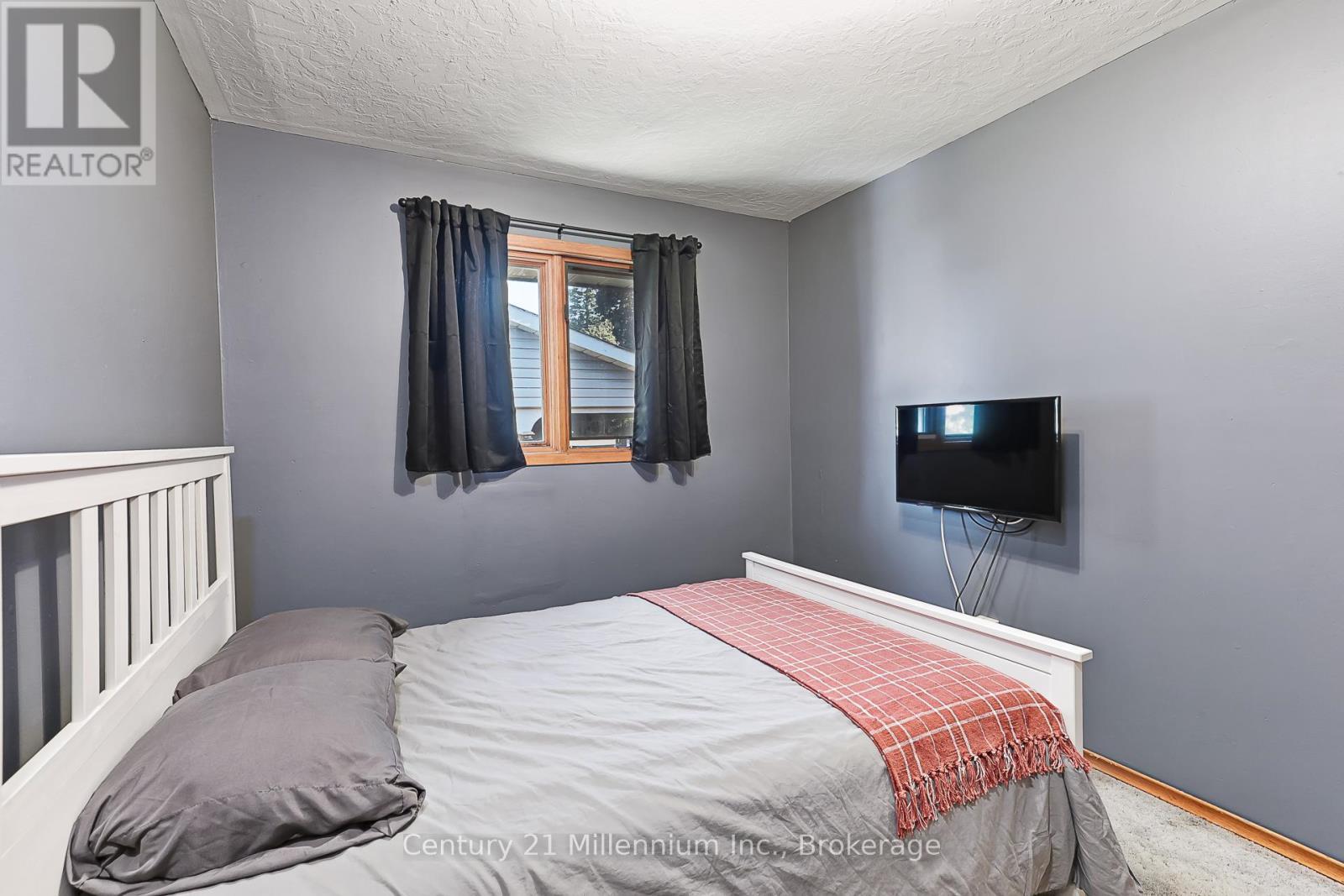 213 Jane Street, Clearview (Stayner), ON - Indoor Photo Showing Bedroom