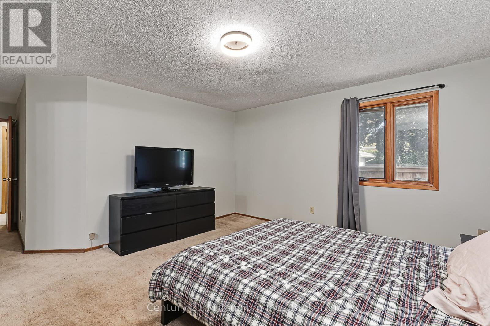 213 Jane Street, Clearview (Stayner), ON - Indoor Photo Showing Bedroom