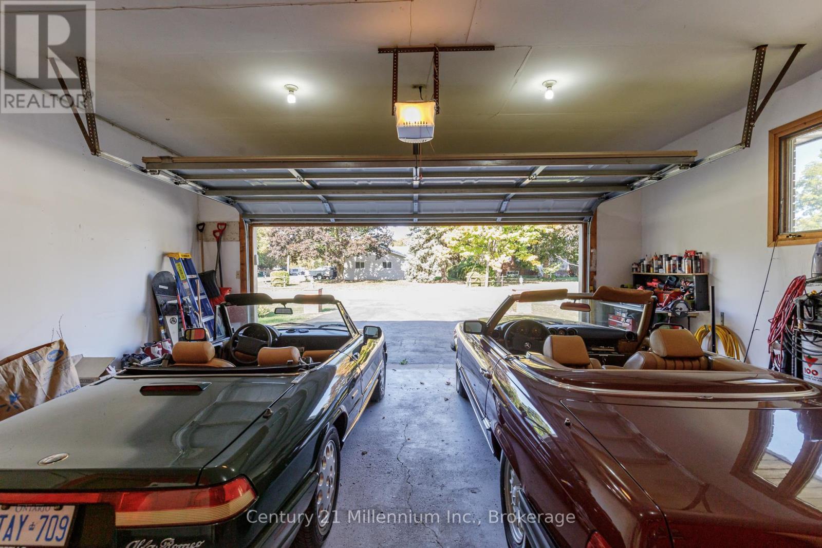 213 Jane Street, Clearview (Stayner), ON - Indoor Photo Showing Garage