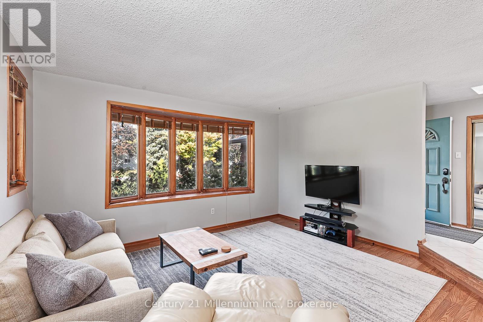213 Jane Street, Clearview (Stayner), ON - Indoor Photo Showing Living Room