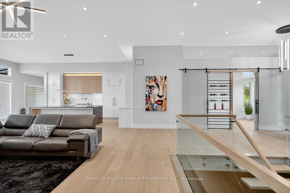 1070 Green Jacket Crescent, Ottawa, ON - Indoor Photo Showing Living Room