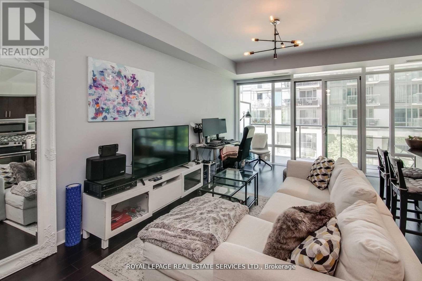 330 - 90 Stadium Road, Toronto, ON - Indoor Photo Showing Living Room