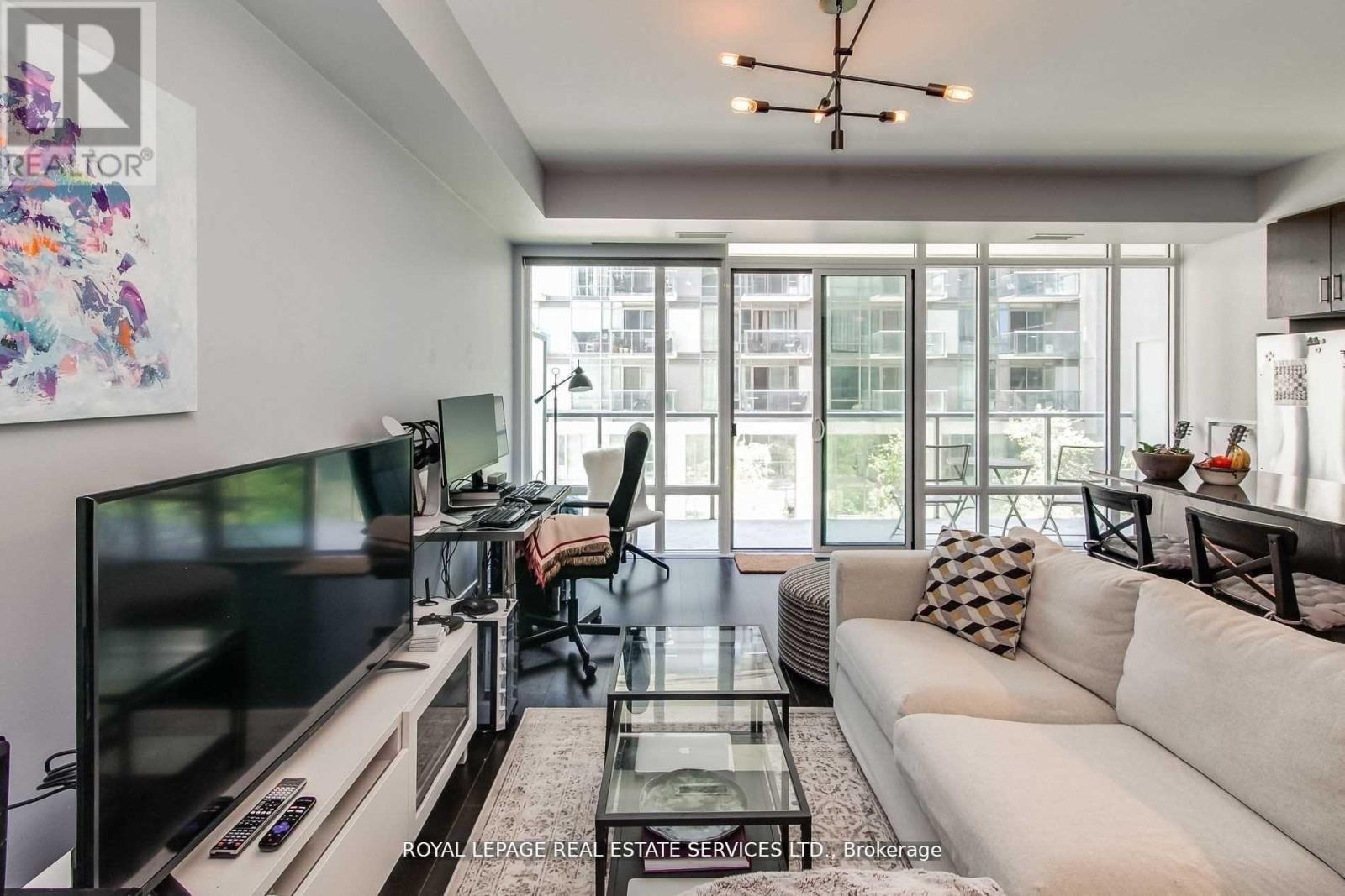 330 - 90 Stadium Road, Toronto, ON - Indoor Photo Showing Living Room