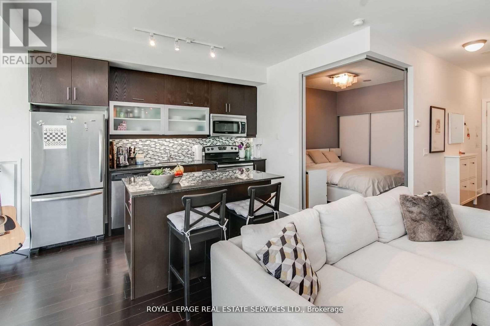 330 - 90 Stadium Road, Toronto, ON - Indoor Photo Showing Kitchen
