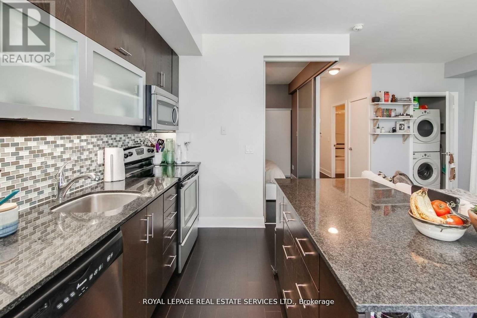 330 - 90 Stadium Road, Toronto, ON - Indoor Photo Showing Kitchen With Upgraded Kitchen