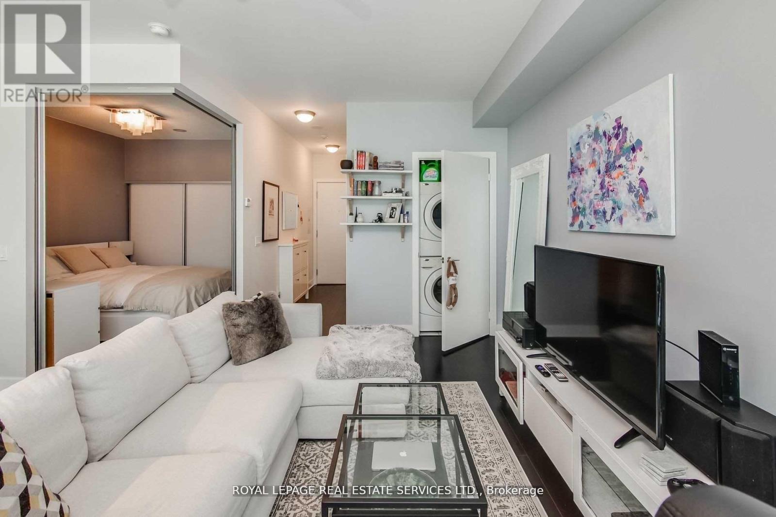 330 - 90 Stadium Road, Toronto, ON - Indoor Photo Showing Living Room