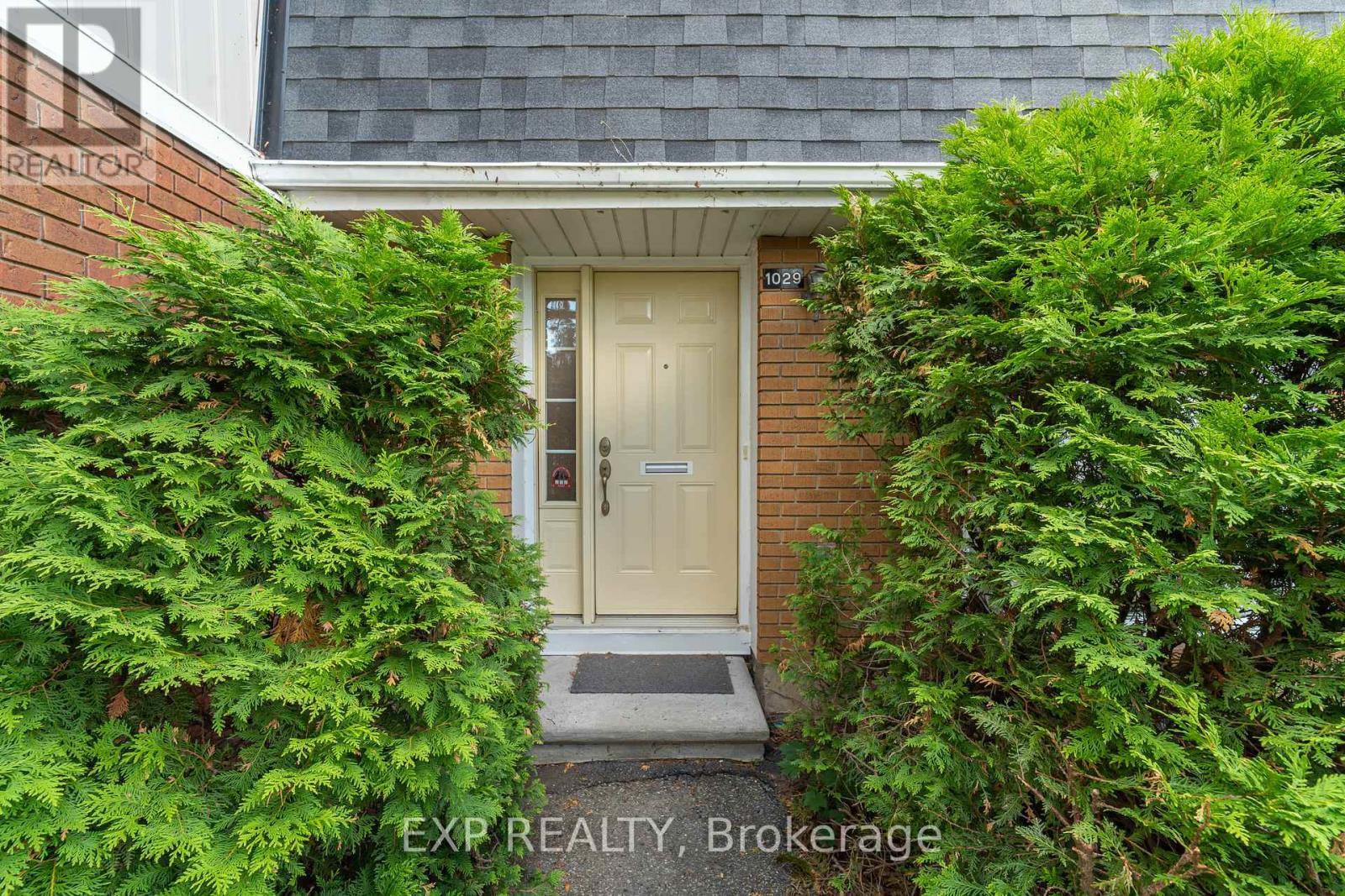 65 - 1029 Meadowlands Drive, Ottawa, ON - Outdoor